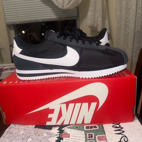 Nike Cortez women’s sneakers Black and White size 10.5 new/box without lid!! - Picture 1 of 9